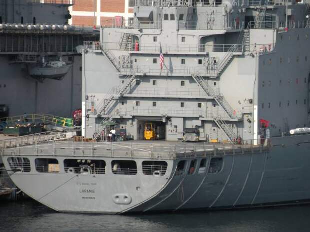 Военно-морская база Норфолк – проплывая мимо