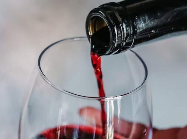 Врач назвал количество алкоголя, вызывающее образование тромбов