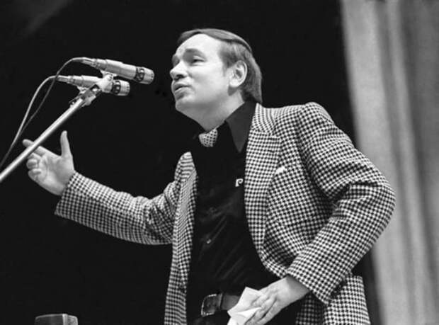 Поэт Андрей Вознесенский в середине 1970-х гг. | Фото: chelreglib.ru
