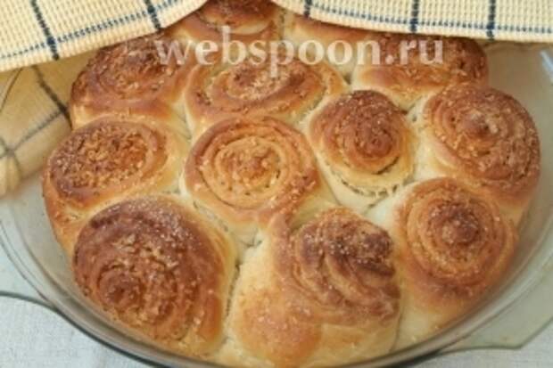 Разогреть духовку до 180 °C и выпекать булочки до румяной корочки приблизительно 20-25 минут. Готовность проверить с помощью деревянной шпажки. Булочки вынуть из формы, остудить на решётке. Приятного аппетита!