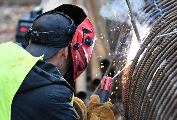 Мифы об огромных зарплатах сварщиков в России опровергли