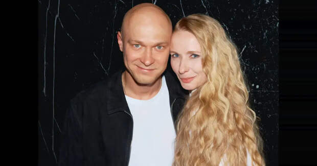 Юра Борисов с женой, Евгений Цыганов и Юлия Снигирь, Аглая Тарасова и Саша Бортич на премьере фильма "Картины дружеских связей"