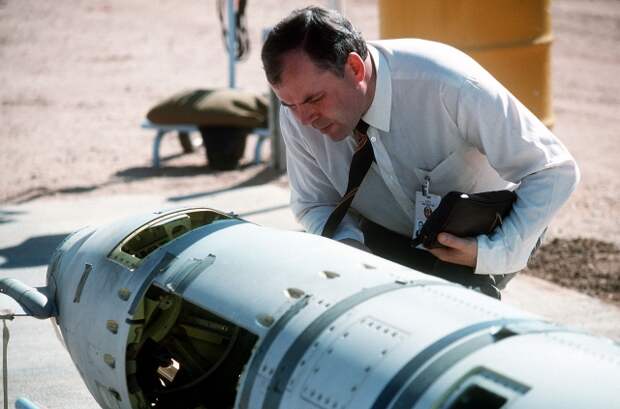Советский инспектор изучает ракету «Томагавк» наземного базирования перед её уничтожением, октябрь 1988. США