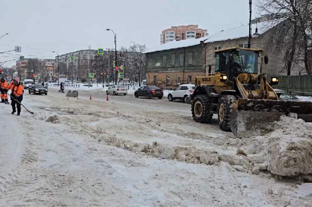 В Тамбове продолжаются работы по расчистке и вывозу снега с городских улиц