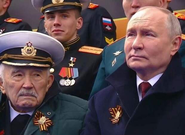 Уже герой: кто тот молодой парень, сидевший позади Владимира Путина на параде Победы