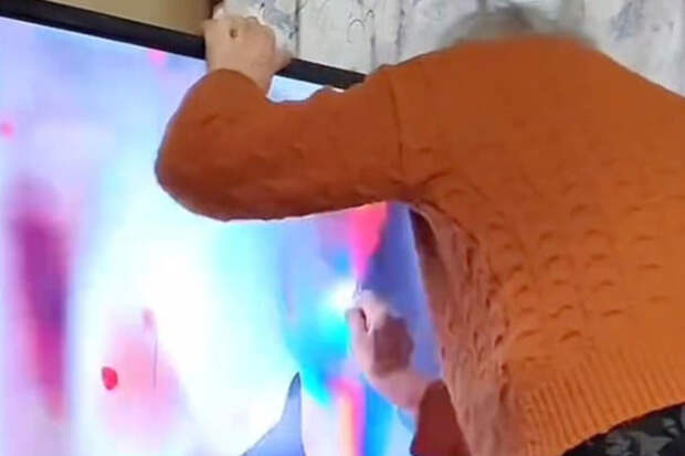 Пожилая китаянка разбивает телевизор, когда в сериале обижают ее любимых героев