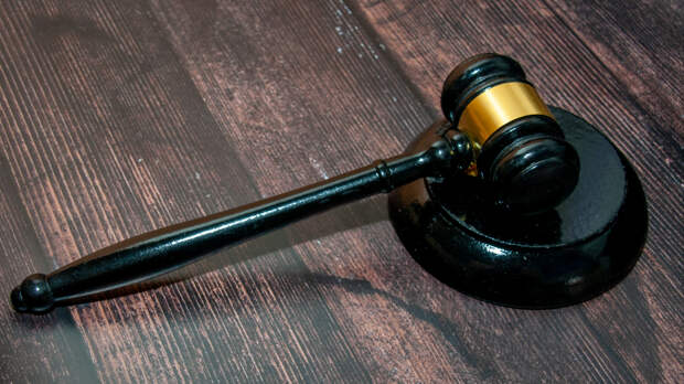 Спасали от конца света и динозавров: родители-сектанты не давали дочери учиться и лечиться