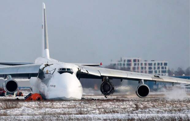 Несмотря на то, что технологии за последние полвека ушли далеко вперед, самолет Ан-124 до сих пор используется во всем мире для перевозки негабаритных грузов.-15