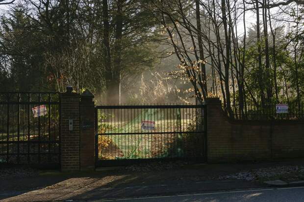 Отели в Германии, особняки в Лондоне: Bloomberg об активах, связанных с иранским бизнесменом из окружения семьи Хаменеи