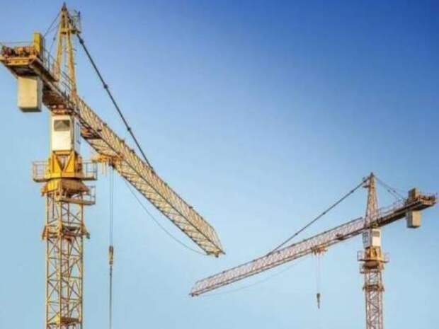 Саратовские спасатели спустили с башенного крана строителя, которому стало плохо