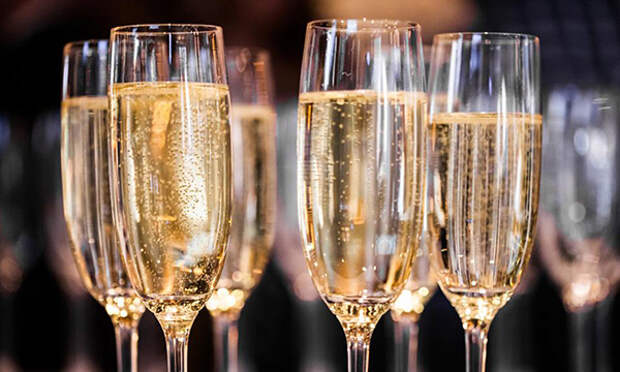 Сомелье хвалят «Абрау-Дюрсо», соцсети диктуют «Мартини» и «Мондоро»