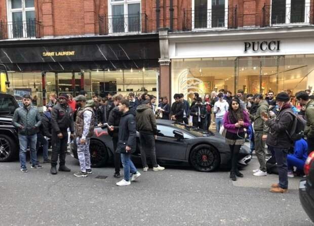 Спорткар Lamborghini Aventador был украшен кристаллами Swarovski