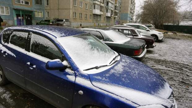 Автомобили в барнаульском дворе / Фото: amic.ru