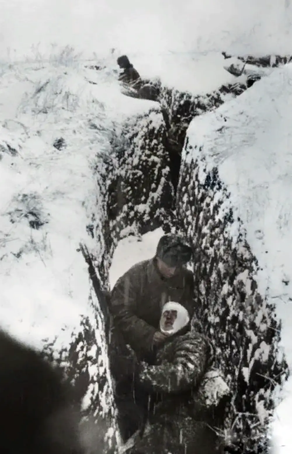 На фотографии место действия. Солдаты погибшие в окопах 1941 году. Санинструктор в годы ВОВ Сталинград. Великая Отечественная война зимой в окопах.