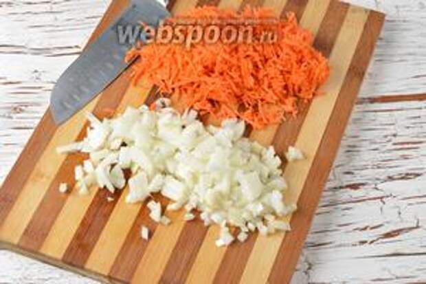 Тем временем очистить 1 морковь и 1 лук. Лук нарезать небольшими кубиками, а морковь натереть на тёрке с большими отверстиями.