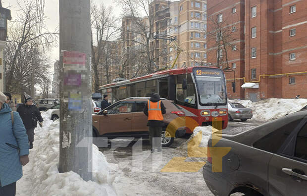 Машина перекрыла проезд трамваям на улице Михеева в Туле
