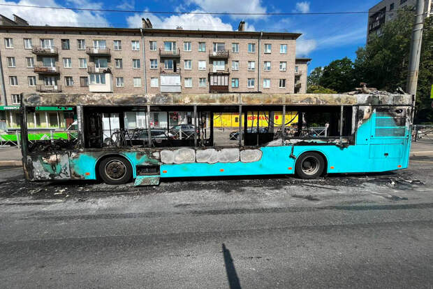 Власти Петербурга связали возгорания лазурных автобусов с санкциями против РФ