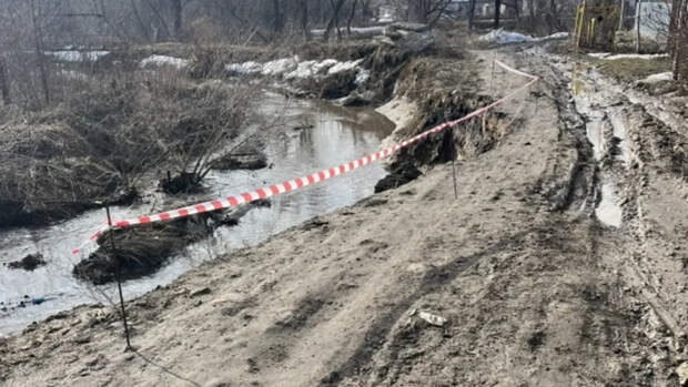 Во Власихе из-за паводка частично разрушилась дорога