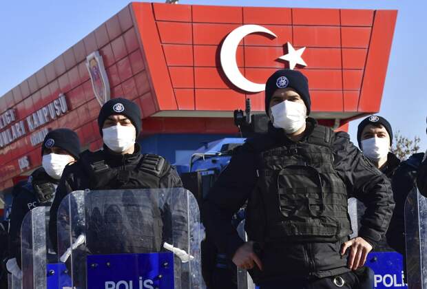 Полный локдаун введен в Турции: что будет с российскими туристами?
