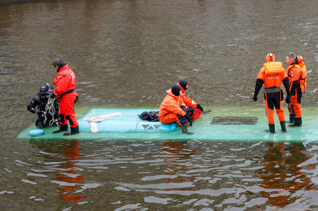 В Петербурге начали комплексную проверку в компании, автобус которой упал в реку