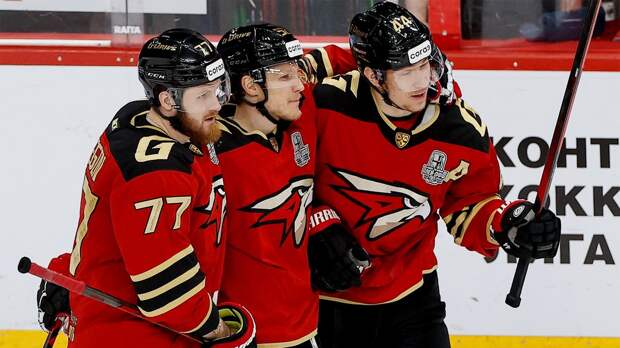 «Авангард» выиграл у «Трактора», Шарипзянов набрал очки в 10-м матче подряд