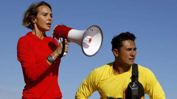 Em and Laka clear the beach during Rescue: HI-Surf Season 1 Episode 12.