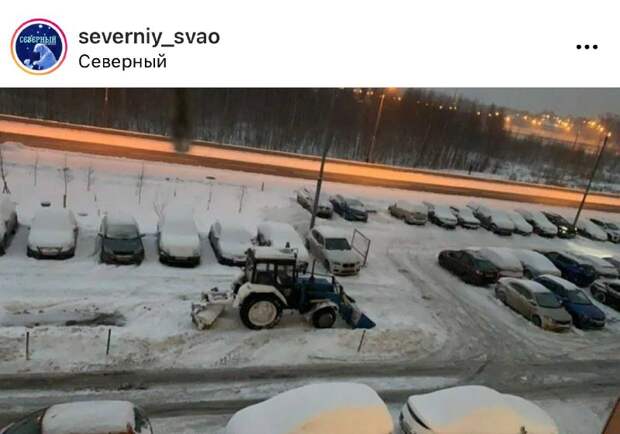 Трактор простаивает во дворе дома на Дмитровском – жители