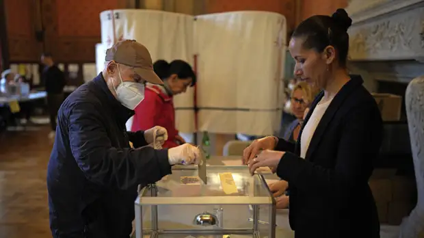 LN24: Макрон лидирует во втором туре выборов во Франции