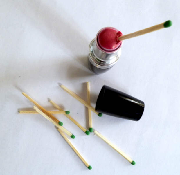 Спички в губной помаде. | Фото: Про Жизнь. Спички в губной помаде. | Фото: Про Жизнь.