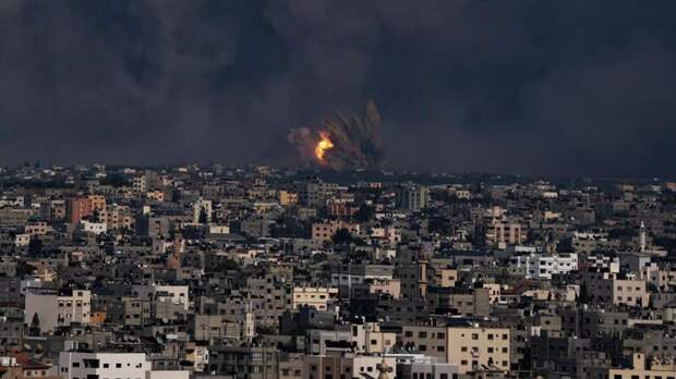 Израиль проводит мощные авиаудары в городе Рафах на юге сектора Газа