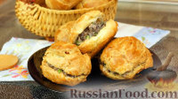 Фото к рецепту: Профитроли с мясом и грибами в сливочном соусе