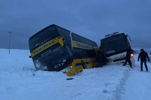 Три автобуса опрокинулись по пути из Таллина в Санкт-Петербург