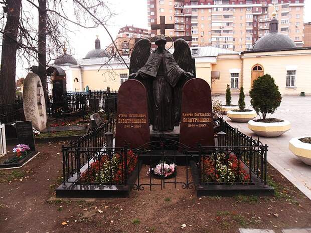 Отари и его брат Амиран (тоже известный авторитет) лежат вдвоем на Ваганьковском 