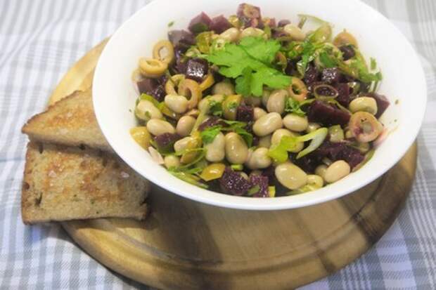 Фото к рецепту: Сытный фасолевый салат-гарнир с оливками
