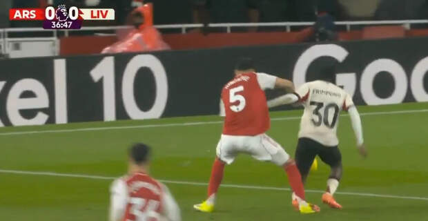 «Идиот. Удивлен, что ему не врезали». Мартинелли вытолкал игрока «Ливерпуля» с серьезной травмой — Вы это видели?