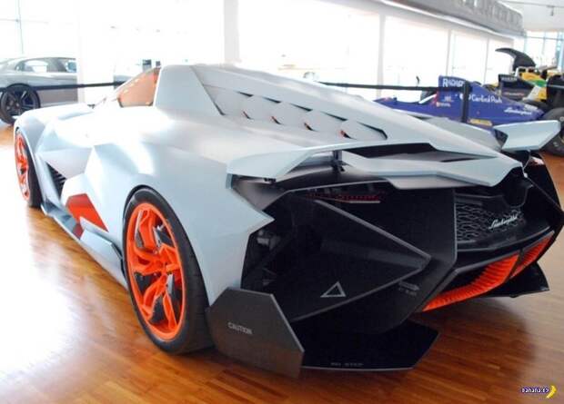 Lamborghini Egoista вблизи Lamborghini Egoista вблизи