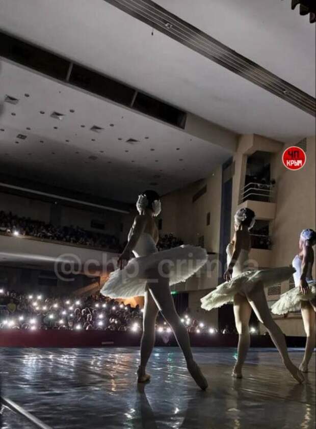 В Севастополе артисты "Русского балета" станцевали под свет смартфонов