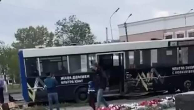 Автобус протаранил ограждение медучреждения в Караганде