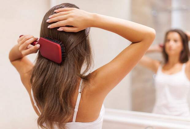 Расчесывание волос помогает равномерно распределить кожный жир, и сделать его менее заметным. / Фото: kvartiraidachaa.ru