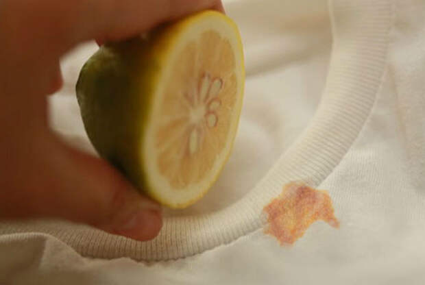 Выводим пятна с тонких тканей. | Фото: Как удалить жирное пятно на белой ткани.
