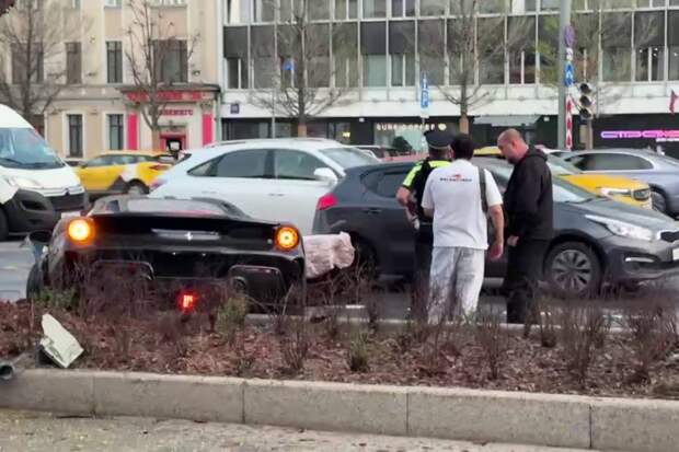 Рэпер Navai разбил Ferrari и повредил светофор в центре Москвы
