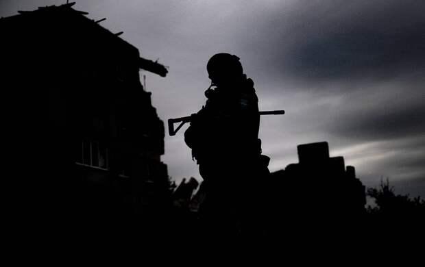 Боец СВО запрыгнул на горящую бронированную машину и успел спасти боекомплект до взрыва