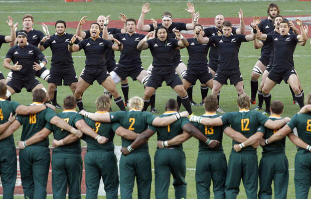 epa03423570 Players of New Zealand (back) perform the Haka, or war dance, as the Springboks of South Africa (front) accept the challenge before the Rugby Championship rugby union test match at Soccer City in Soweto, South Africa, 06 October 2012. EPA/KIM LUDBROOK