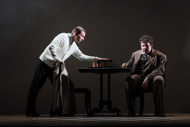 Сцена из спектакля «Защита Лужина»