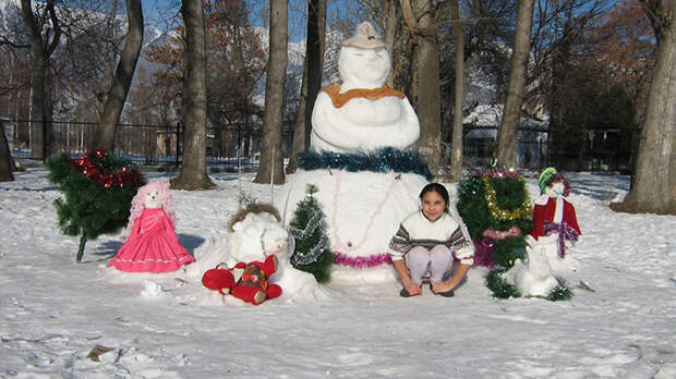Зима. Снежная мама с детьми и Мадина.