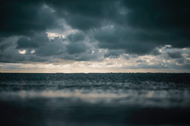 В Сочи объявили штормовое предупреждение: возможное образование смерчей над морем