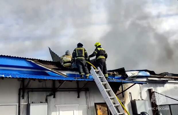 В Щекине горит склад на улице Пирогова на площади 2800 квадратных метров