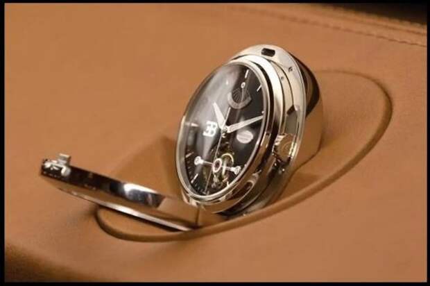 В начале 1990-х Мишель Пармиджани был независимым часовщиком и реставратором, разрабатывавшим механизмы для Breguet и LUC Chopard.  Но в 1996 году он собрал ресурсы и открыл собственную компанию Parmigiani Fleurier SA.  И только пять лет спустя именно эта компания выиграла тендер и подписала многолетнее соглашение с Bugatti.  Первый совместный проект - необычный ручной хронограф Bugatti Type 370, совпавший с дебютом гиперкара Veyron.  Позже, конечно же, появилась модель, посвященная Хирону.  Но поскольку статья в основном посвящена салонным часам, мы остановимся на эксклюзивном Tourbillon в концептуальной модели Galibier.  Кстати, секундомер можно легко отсоединить от панели и использовать как наручные или карманные.