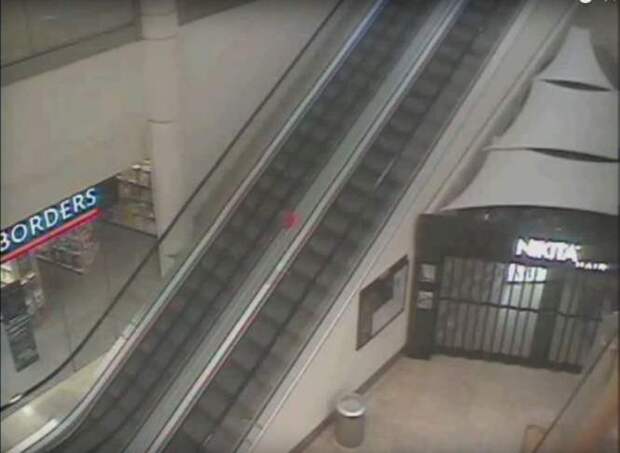 Невидимка с красным шариком в торговом центре Невидимка с красным шариком в торговом центре