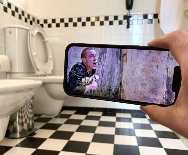 Художник сочетает повседневные предметы с изображениями на смартфоне